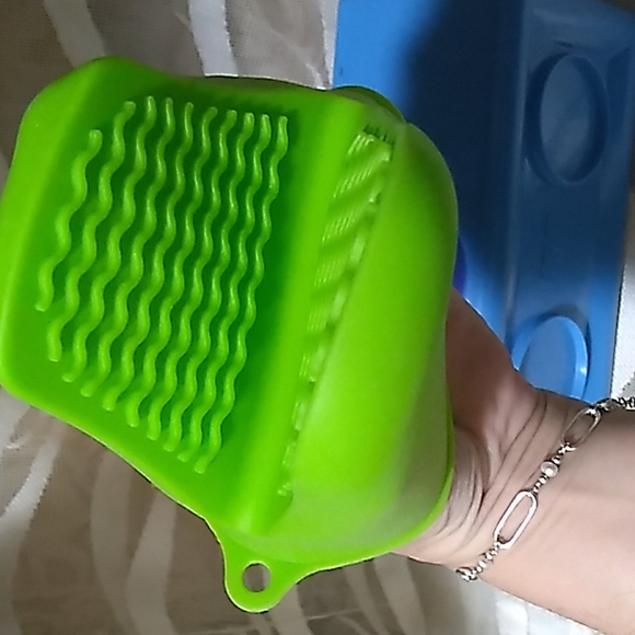 STARFRIT Silicone Oven Mitt &  Stay Fresh Can Topper - Picture 3 of 5